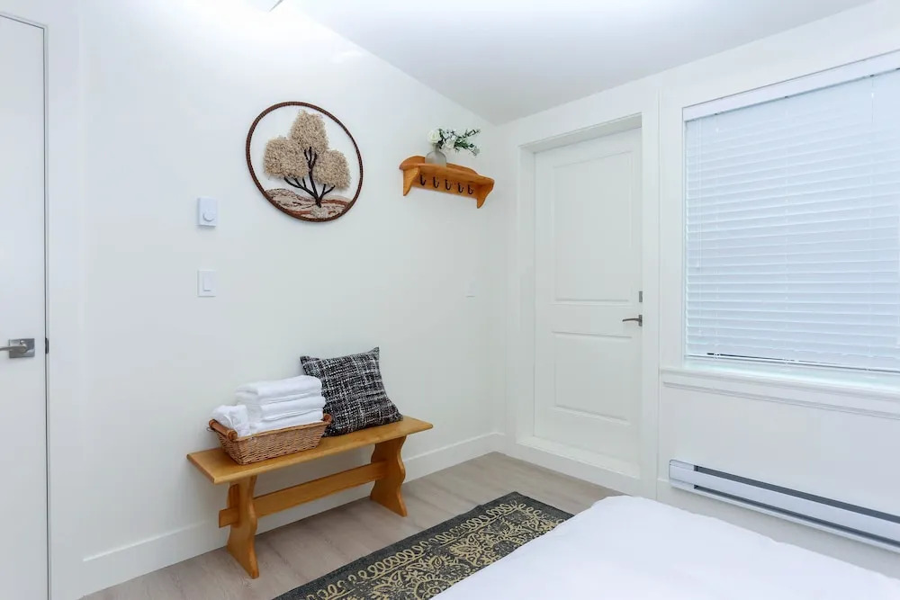 Tasteful 2 Bedroom Suite near Marine Gateway by Elevate Rooms