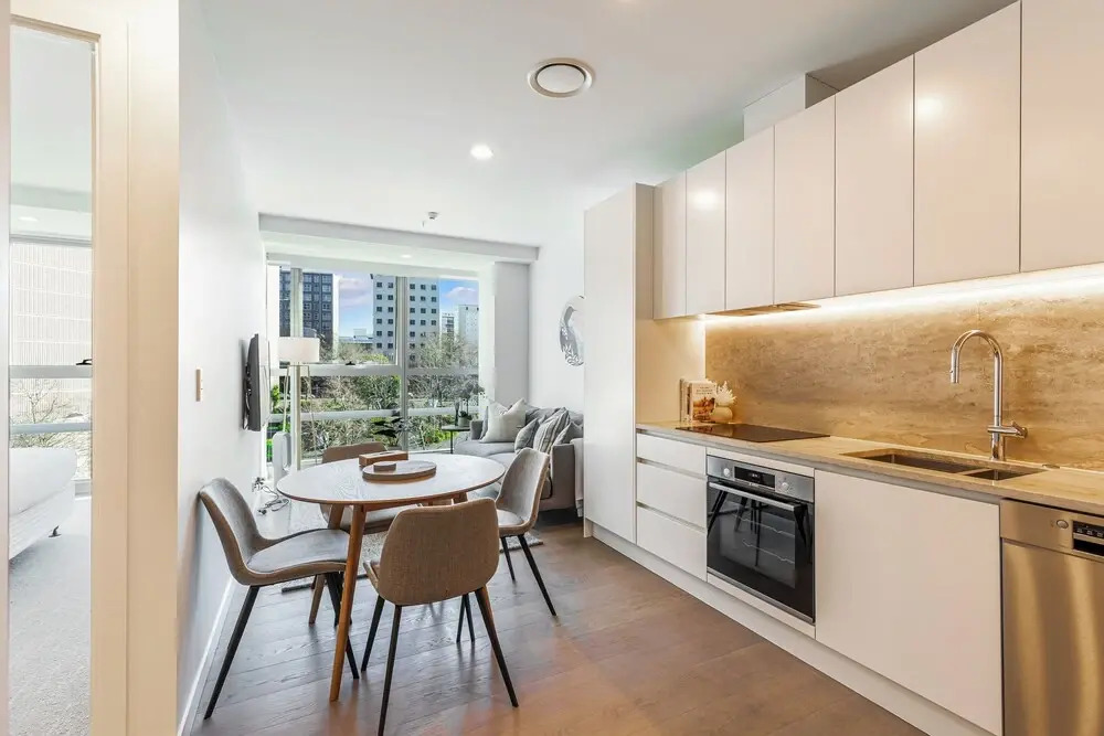 Chic Central Apt with Gym and Pool by Zodiak Stays