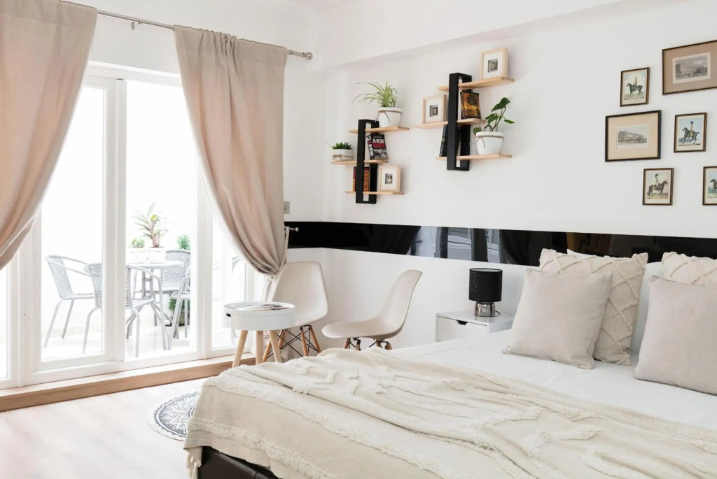 Spacious 4-bedroom mews house with private garage