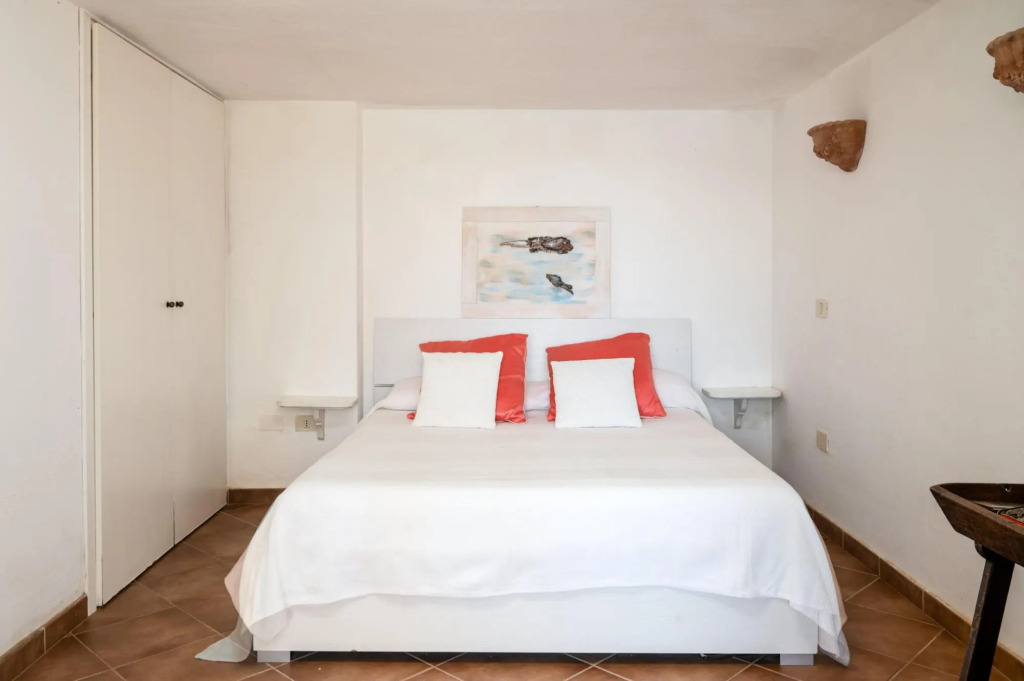An independent villa of 250 square meters, is divided into 3 levels where the ground floor is the ma-VILLA BIANCA