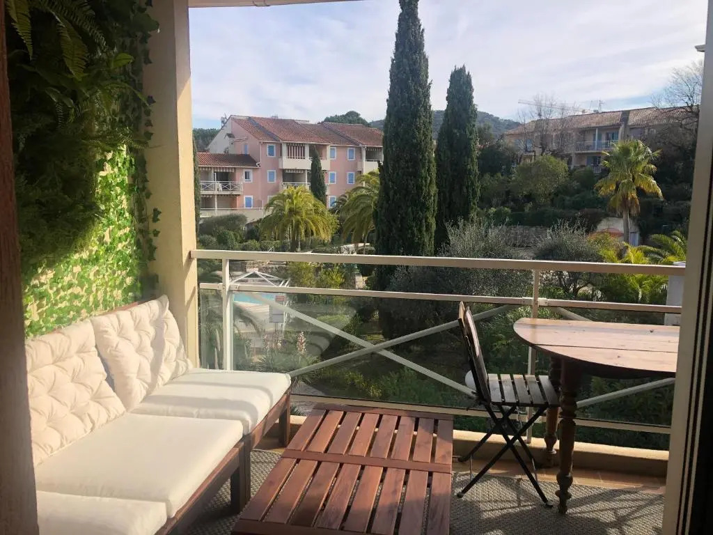 2P Terrasse vue piscine et jardin tropical La Croix Valmer