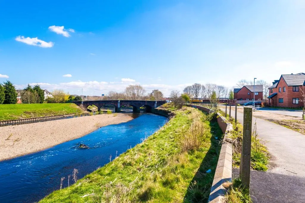 Vidale Court, 3 Bedroom House with River Irwell view, sleeps 6