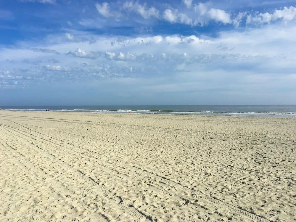 New Listing! Top-floor - Pool, Walk To Beach 2 Bedroom Condo
