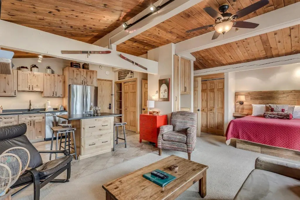 Laurelwood Condominiums Studio Premier Unit 309