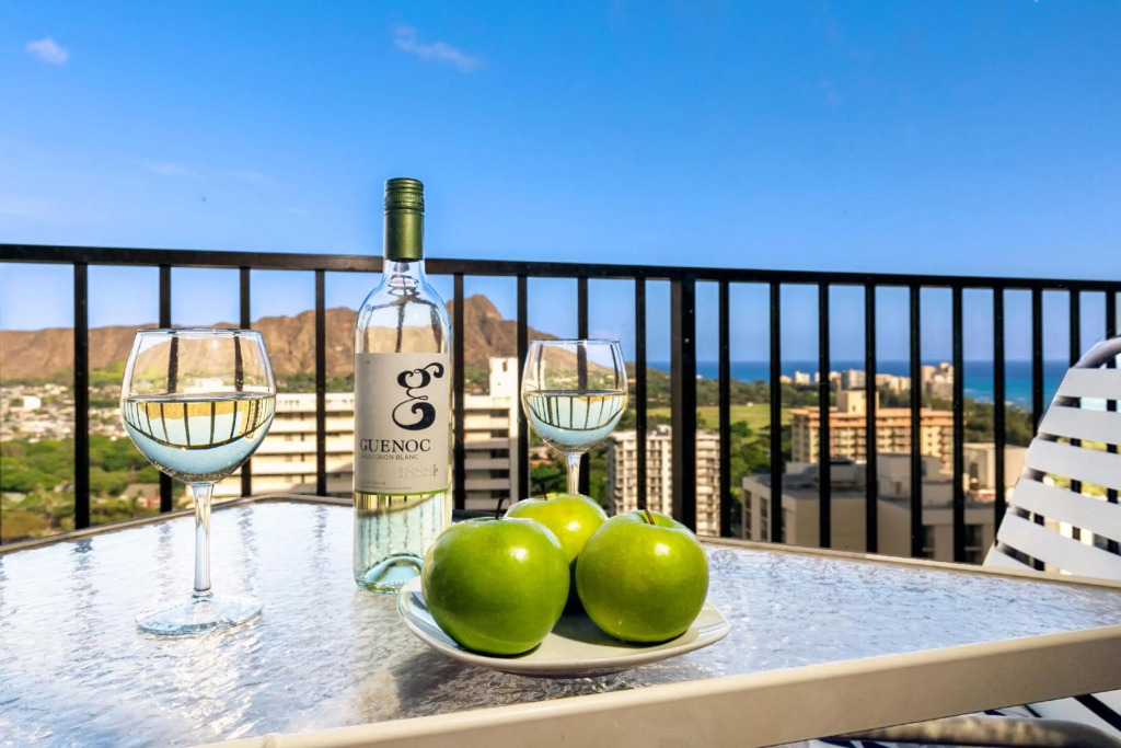 Ocean and Diamond Head Views on 29th Floor - Short Walk to Beach - Parking & WiFi