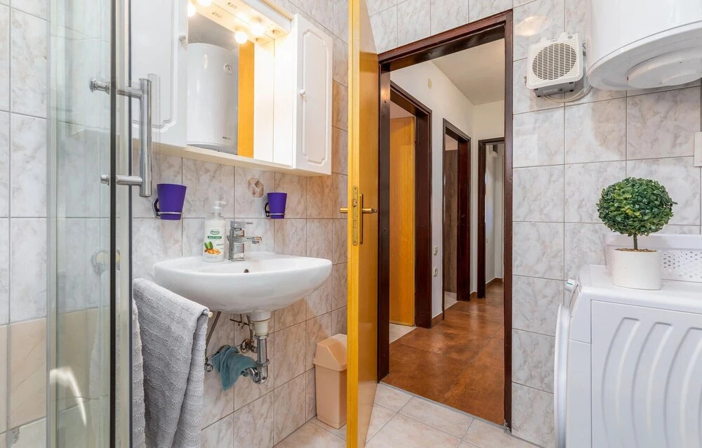Nice Home in Valbandon with Hot Tub, WiFi & 2 Bedrooms