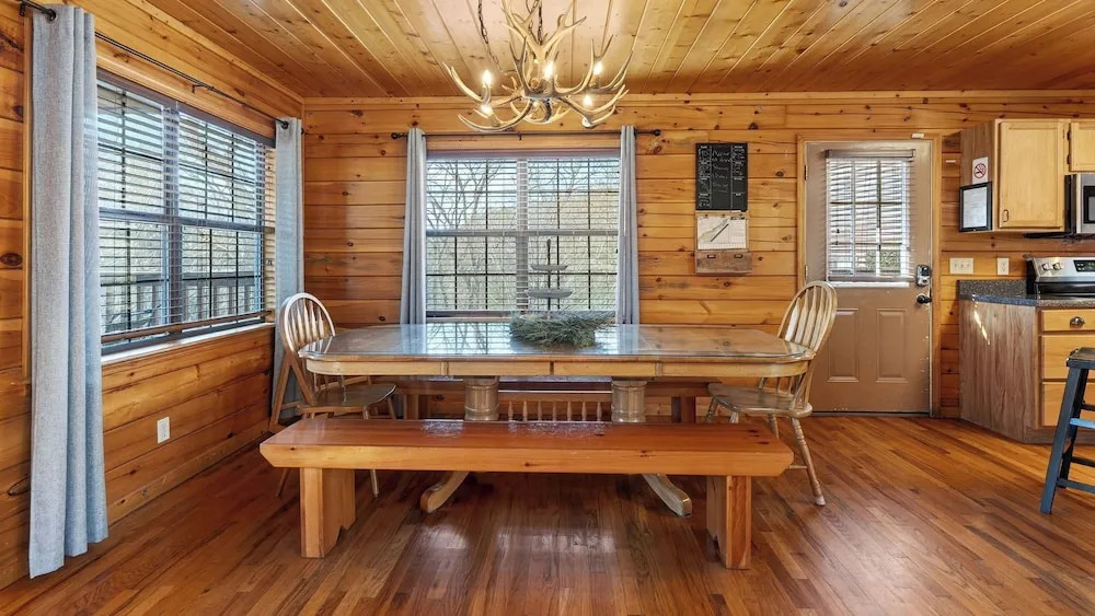 Grand Getaway Cabin by Avantstay A-frame Retreat + Hot Tub + Pool Access, Game Room Mins to Dollywood