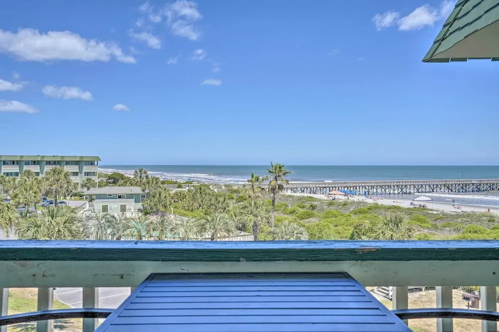 Beachfront Isle of Palms Condo w/ Balcony & Pool!