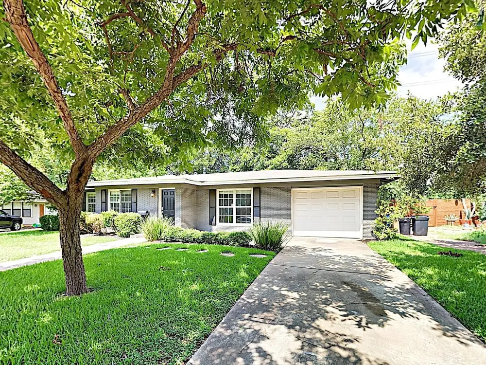 3BR 2BA Remodeled Rosedale House by RedAwning