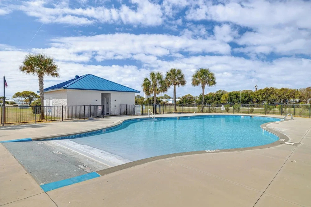 Walk to Ocean! Atlantic Beach Condo w/ Pool Access
