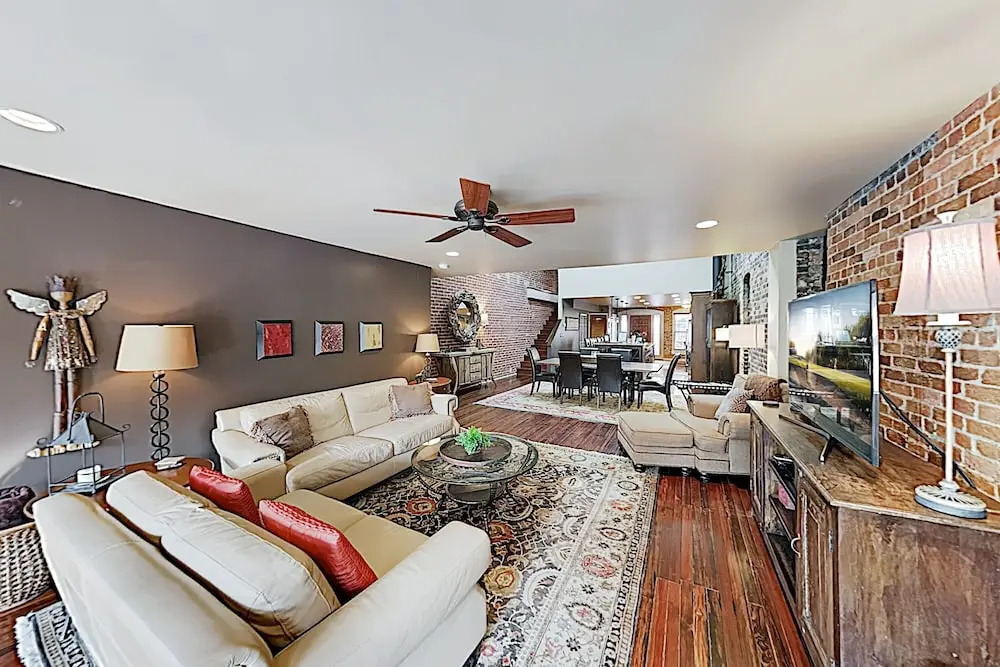 Remodeled All-suite Downtown Loft W/ Balcony 2 Bedroom Condo