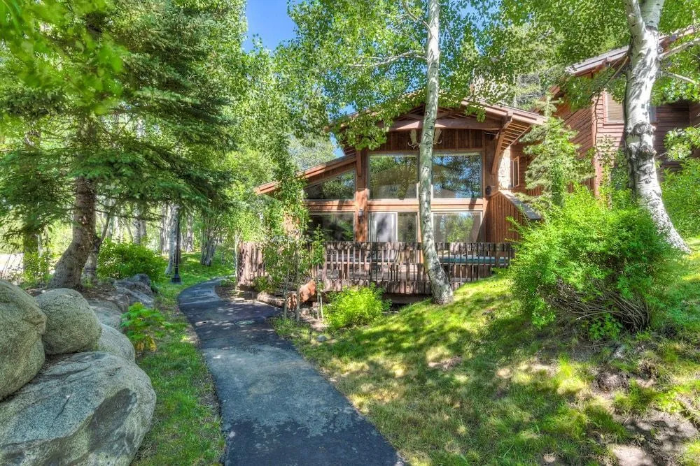 Ridge Court Barrel Relax in Private Hot Tub