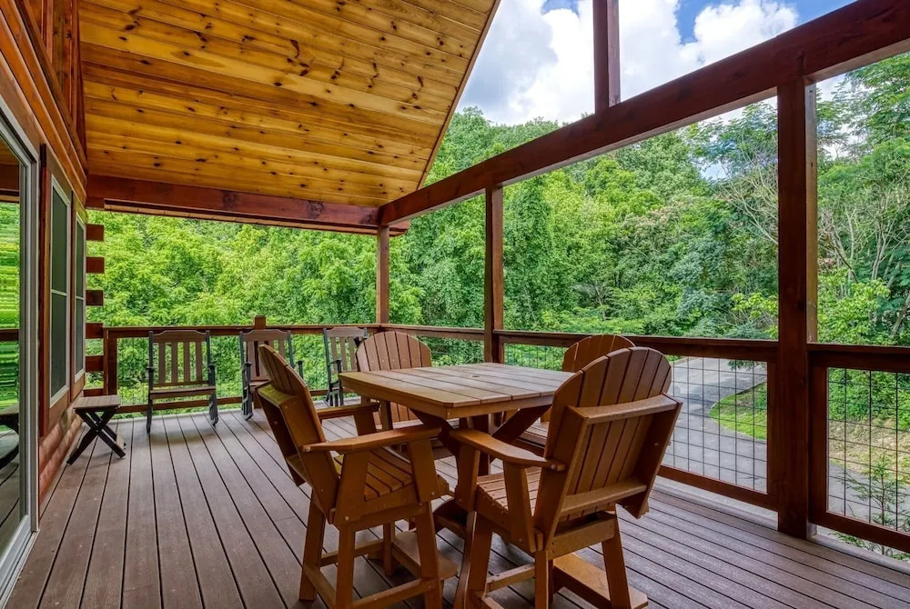 ERN841 - SWEET FEET RETREAT - LOCATION, LOCATION, AND PRIVATE INDOOR POOL! cabin