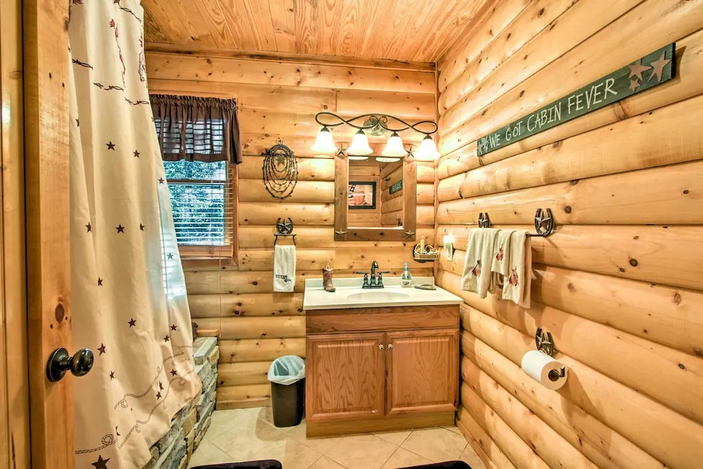 Porch & Fire Pit: Rustic Log Cabin in Smokies!