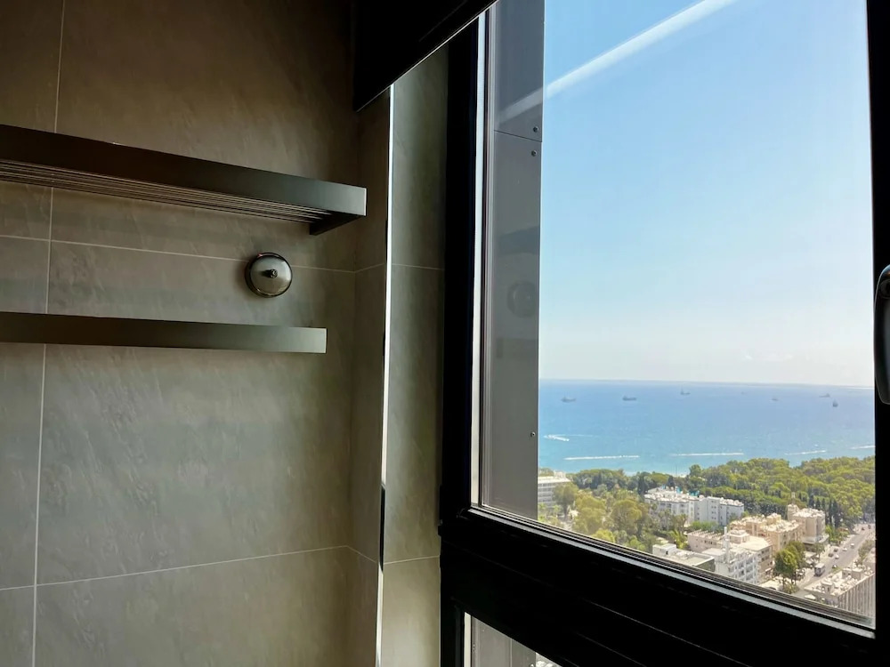 128 LIM - 2001 Stay Only Tower Suite