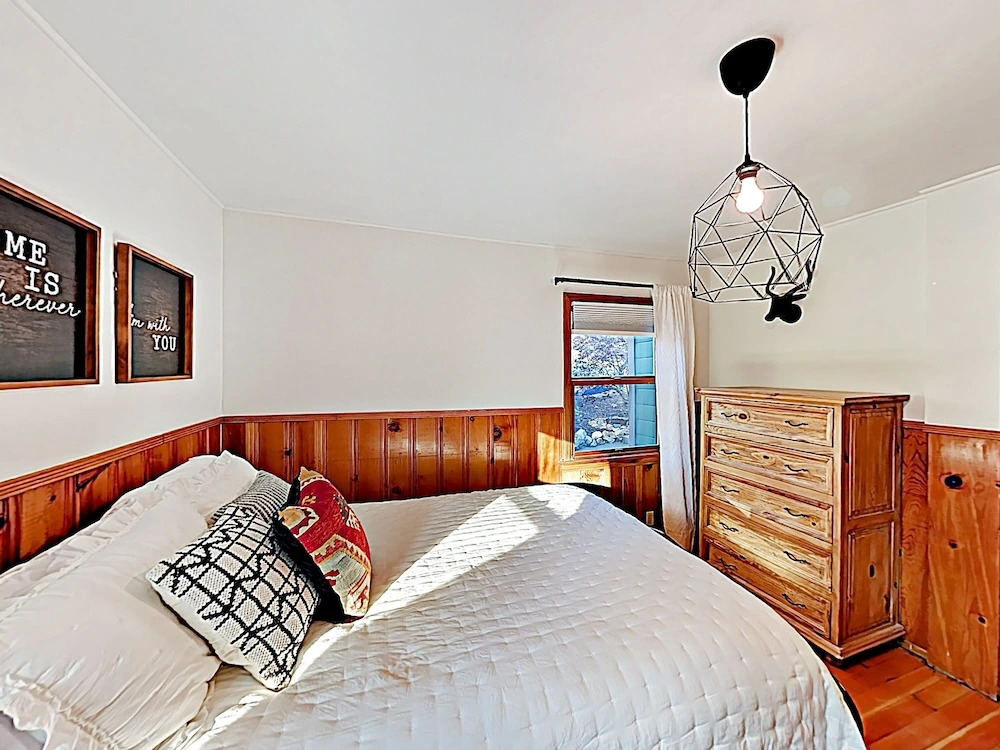 New Listing! Moonridge Maltby W/ Hot Tub 2 Bedroom Cabin