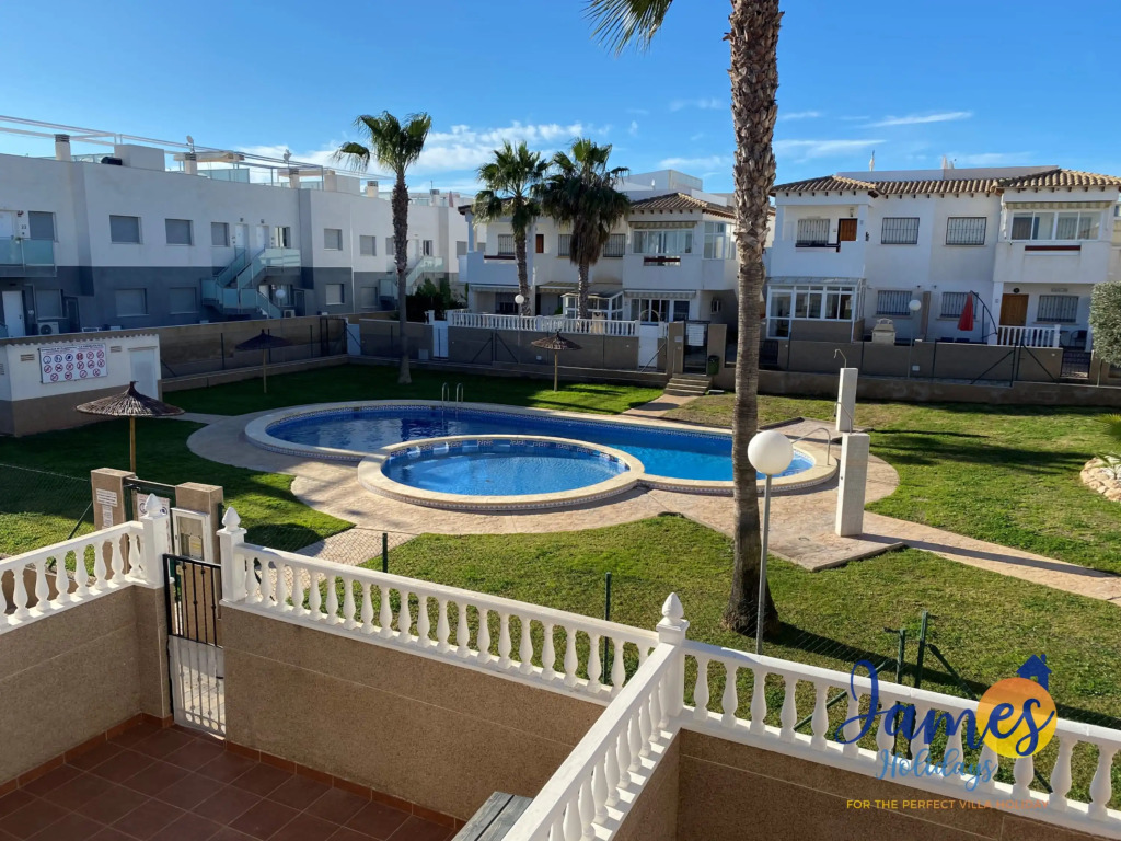 La Cinuelica R3 1st flr apt, roof terrace, pool L129