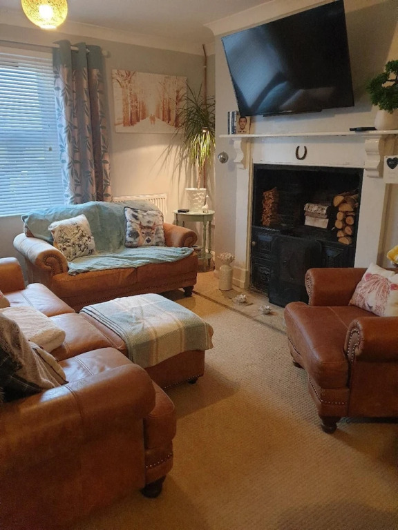 3br-sleeps6-petsok-off Road Parking-garden