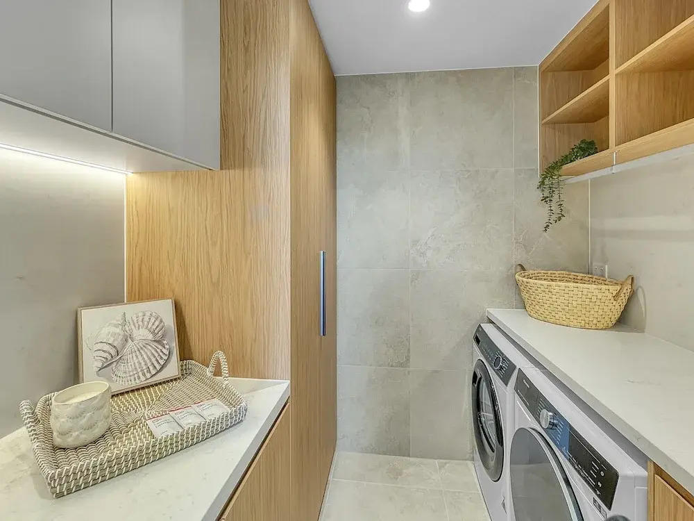 Modern 4-bed Townhouse With Water Views
