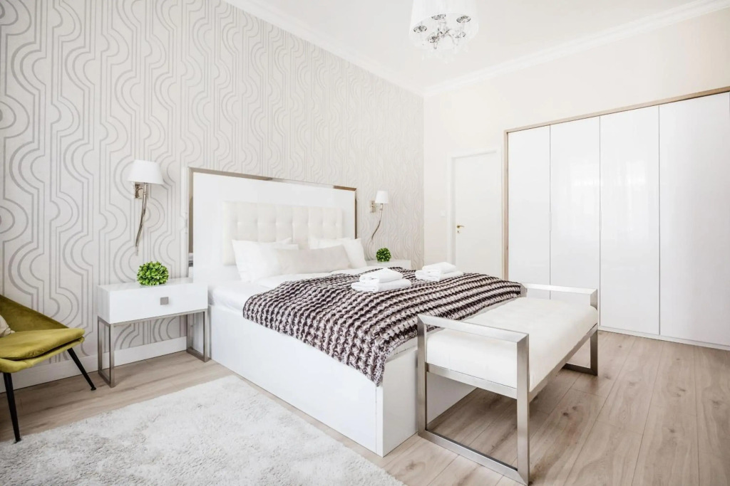 De Luxe 1-bedroom, 2-bathroom Condo in the Center