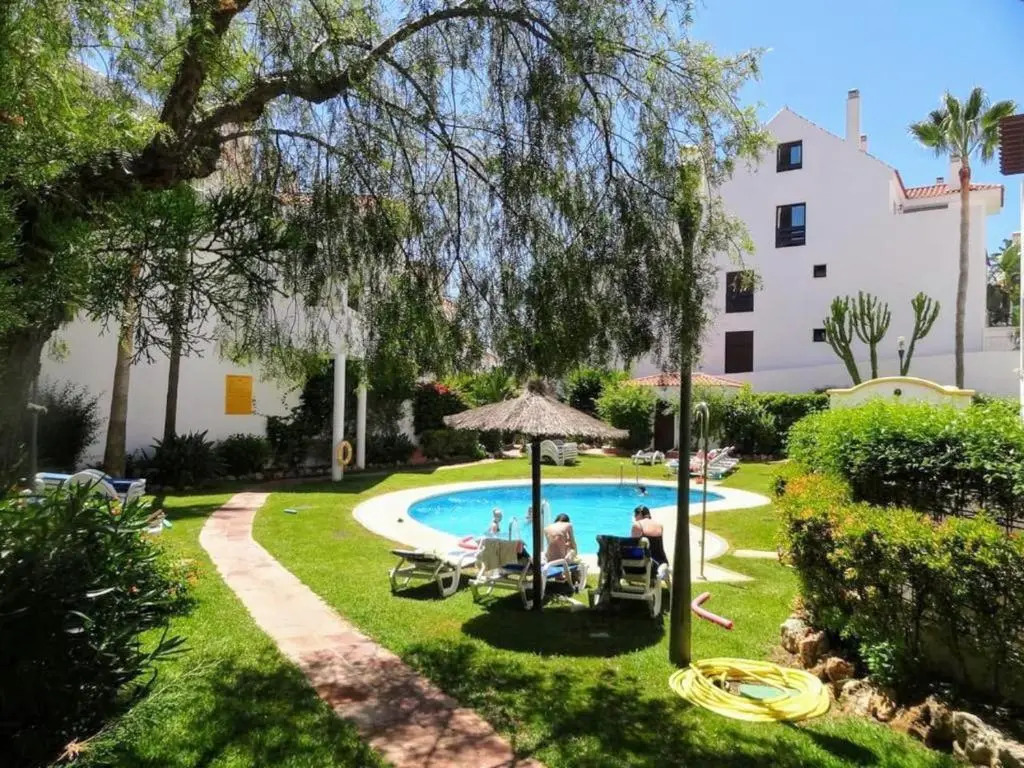La Buena Vida Holiday Homes - Luxury, modern & spacious, 2 bedroom duplex, townhouse with full kitchen, and three pools in the community, 3 min drive or 13 min walk to Puerto Banus
