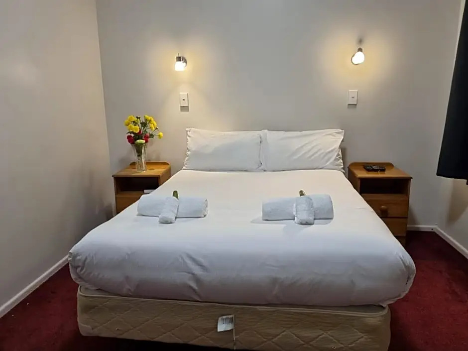 Oasis Bar & Hotel