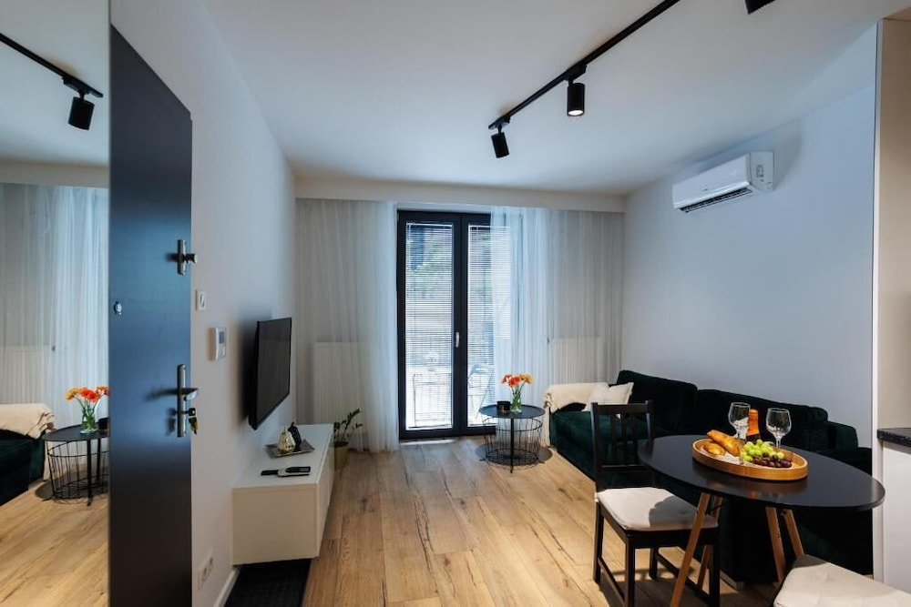 Malila Apartments Limanowskiego 37