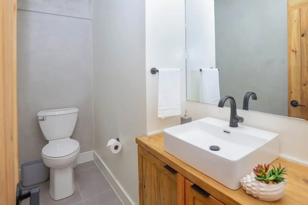 Wow! Views and more, fantastic 2 bedroom in West End - Villa Agua apts