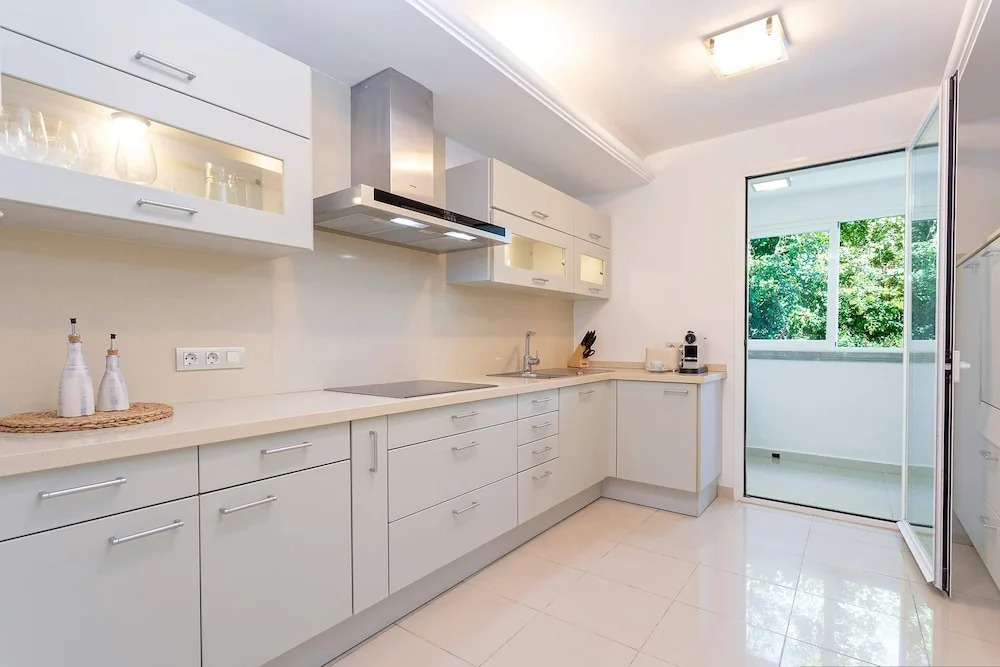 Bright Apartment Front of Beach Guadalmansa Beach
