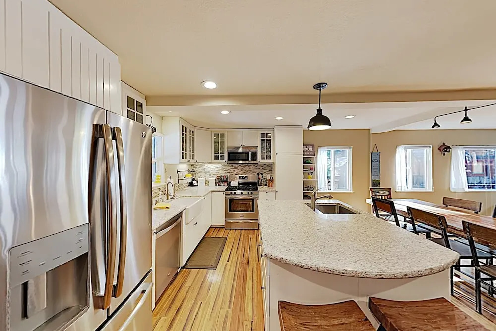 All-season Getaway - Serene Backyard W/ Hot Tub! 5 Bedroom Home