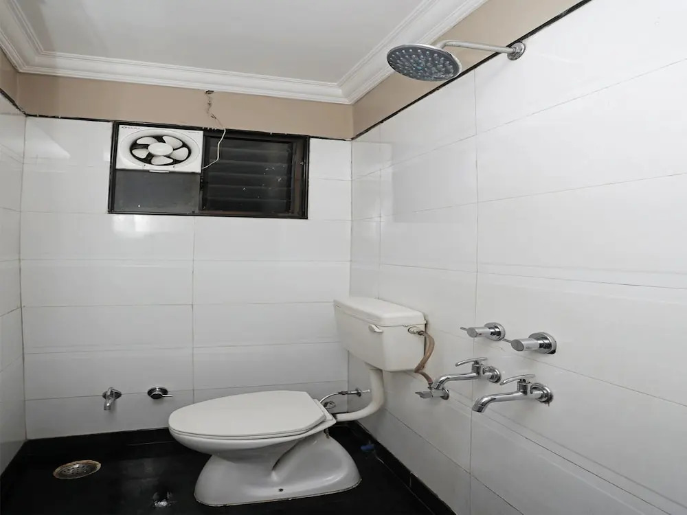 OYO 13392 Hotel Neeraj