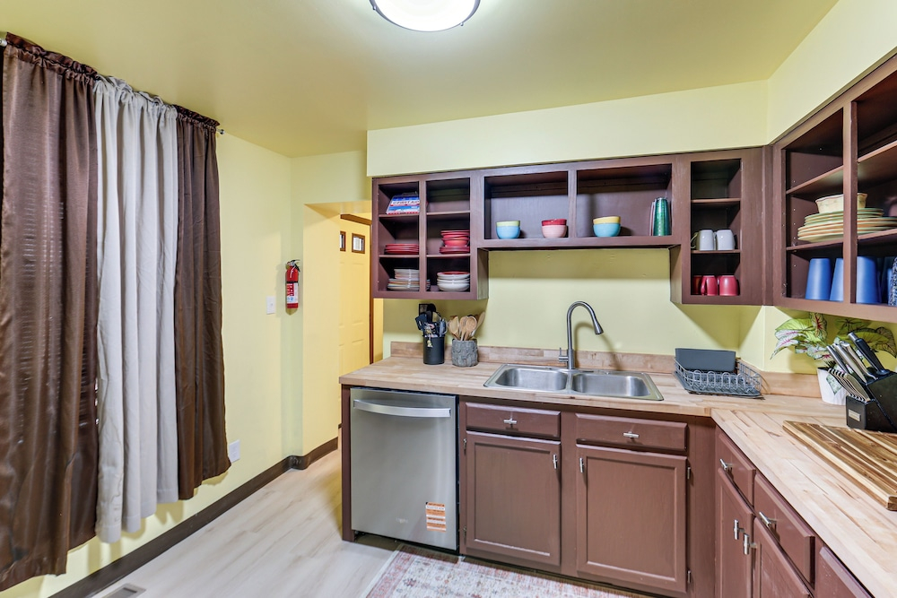 Easy University & Hospital Access! Pittsburgh Home