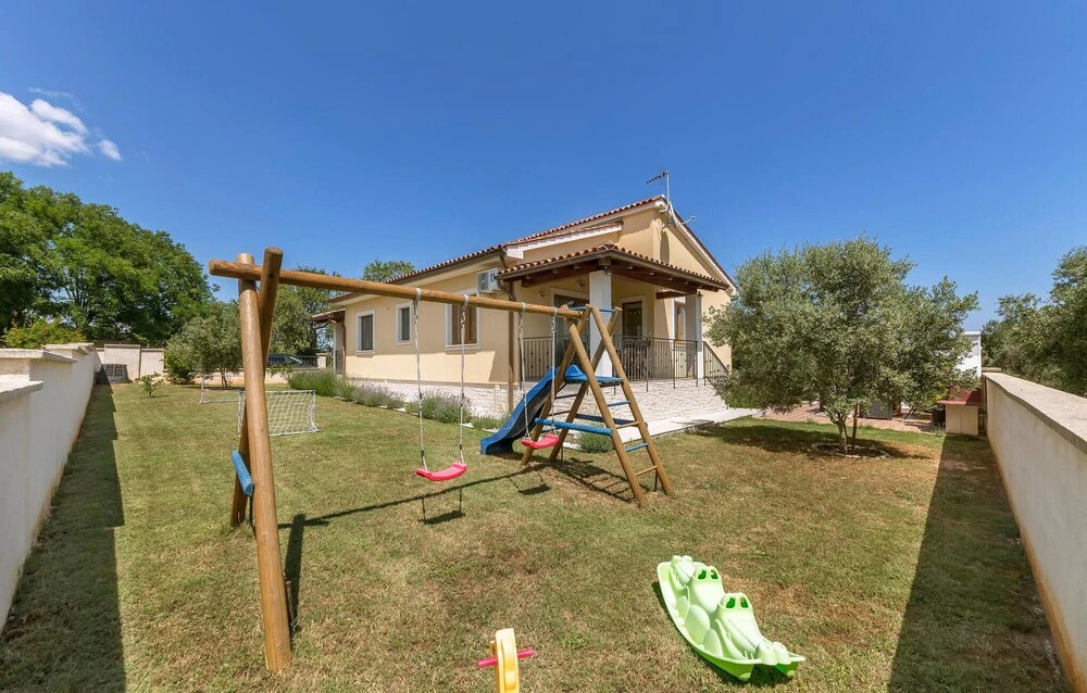 Amazing Home in Liznjan With Wifi and 3 Bedrooms