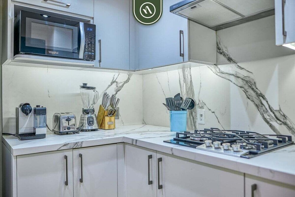 3BR Condo With Private Balcony - Pool - Marina`