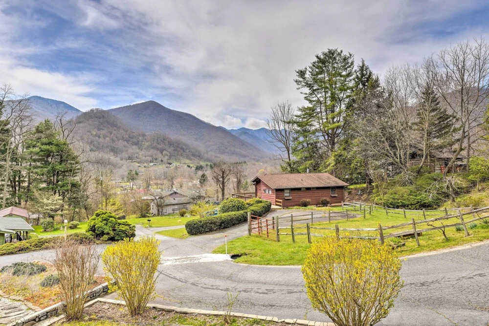Cozy Maggie Valley Cabin, 1 Mi to Tube World!