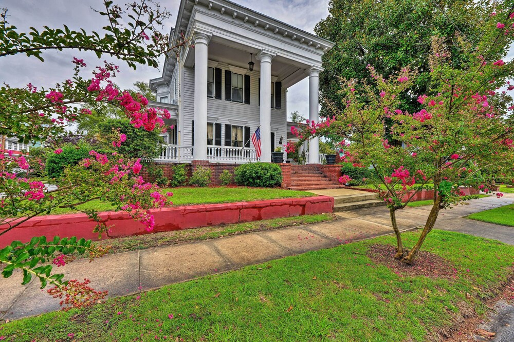 New Bern Home w/ Yard, Grill + Walkable Location