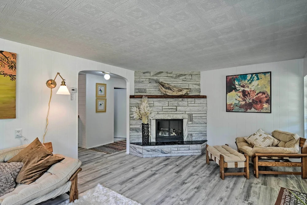 Stylish Dog-friendly Bungalow: Steps to Elk Lake