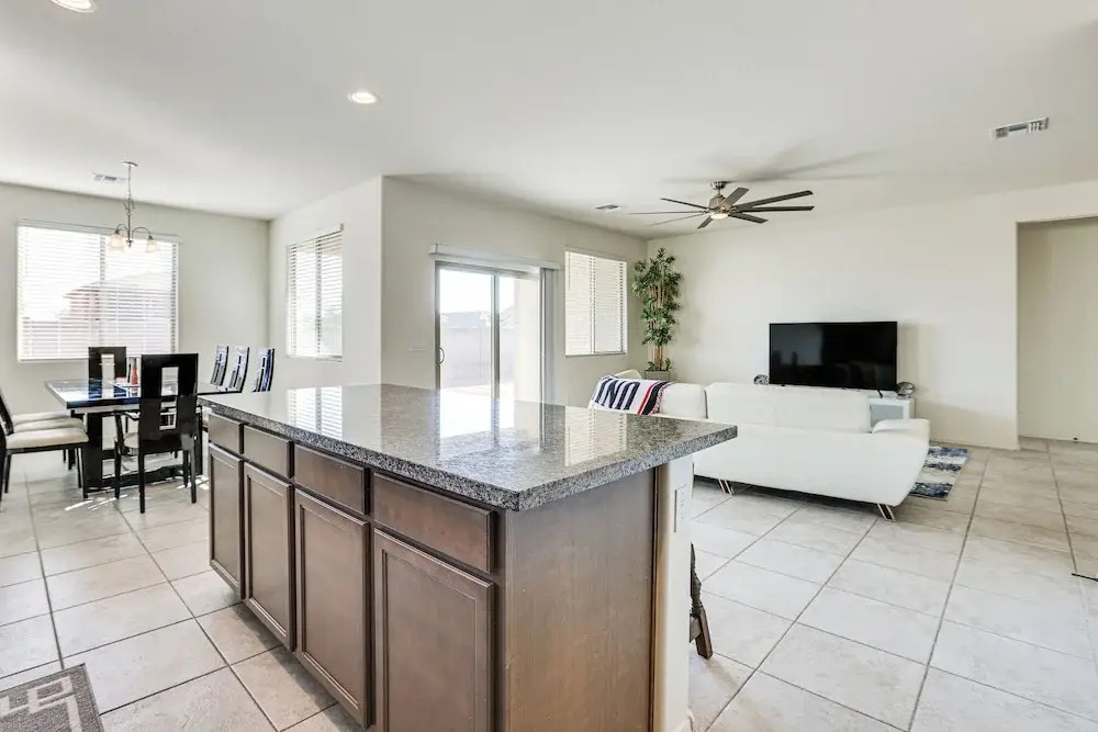7 Mi to State Farm Stadium: Pet-friendly Retreat!