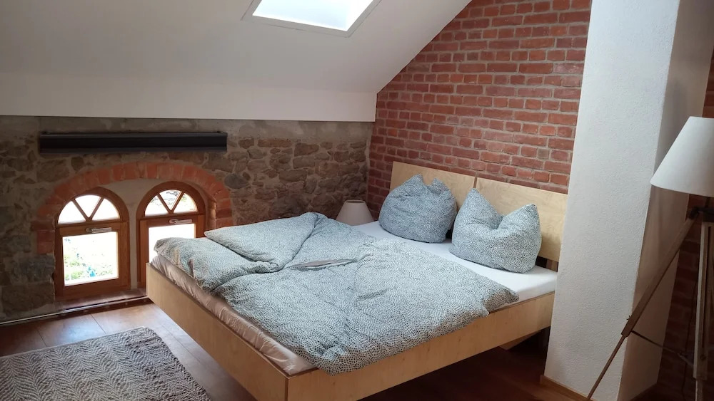HexenburgbeiDresden Maisonette über 2 Etagen mit 4 Schlafzimmern, Kamin, Terrasse und Faßsauna, Nähe Sächsische Schweiz