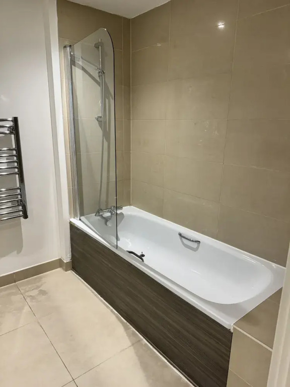 Stunning 2 Bed Apartment With Parking