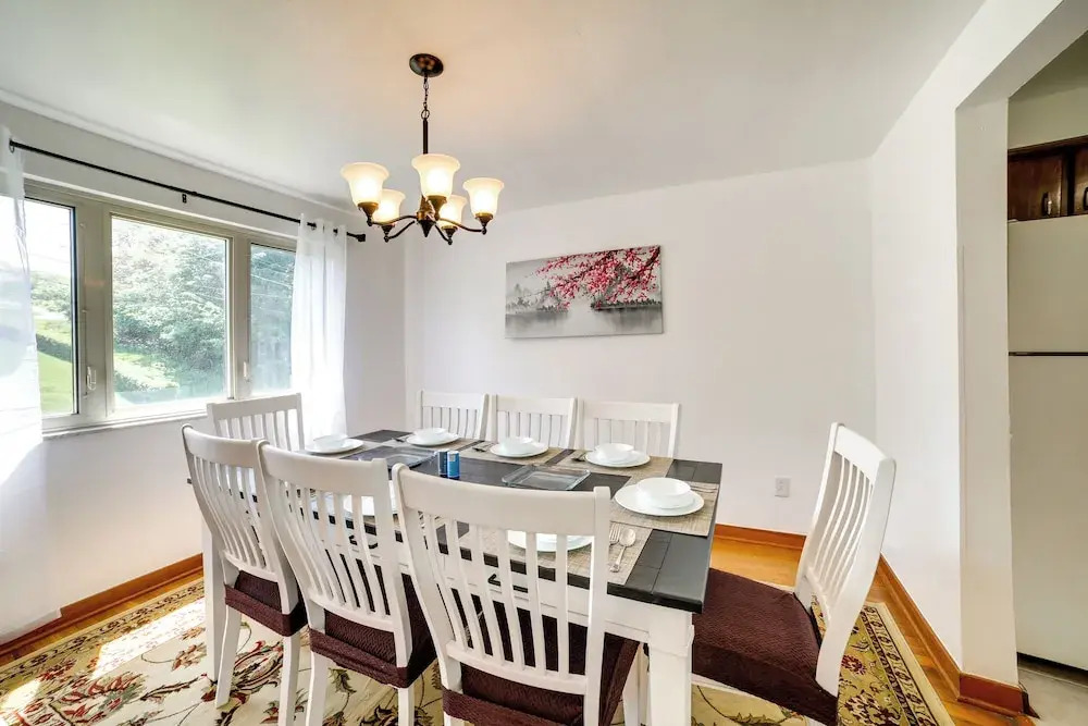3 Mi to Downtown: Pittsburgh Home w/ Balcony!
