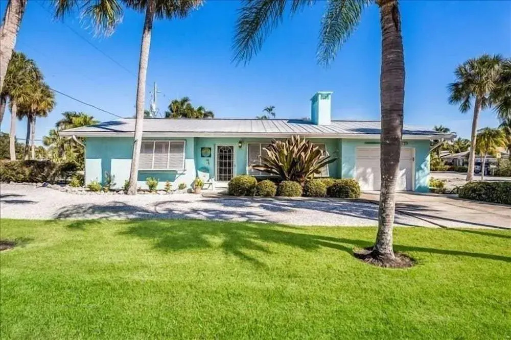 Debby's Place 3 Bedroom Home by RedAwning