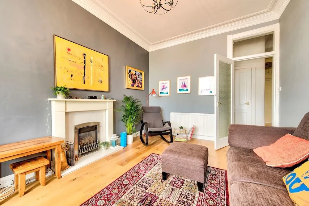 Bright and Airy Apartment in Canonmills
