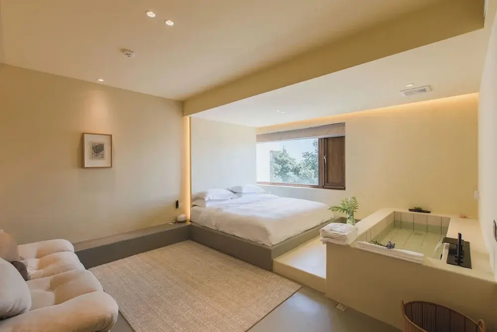The Long Circle House
