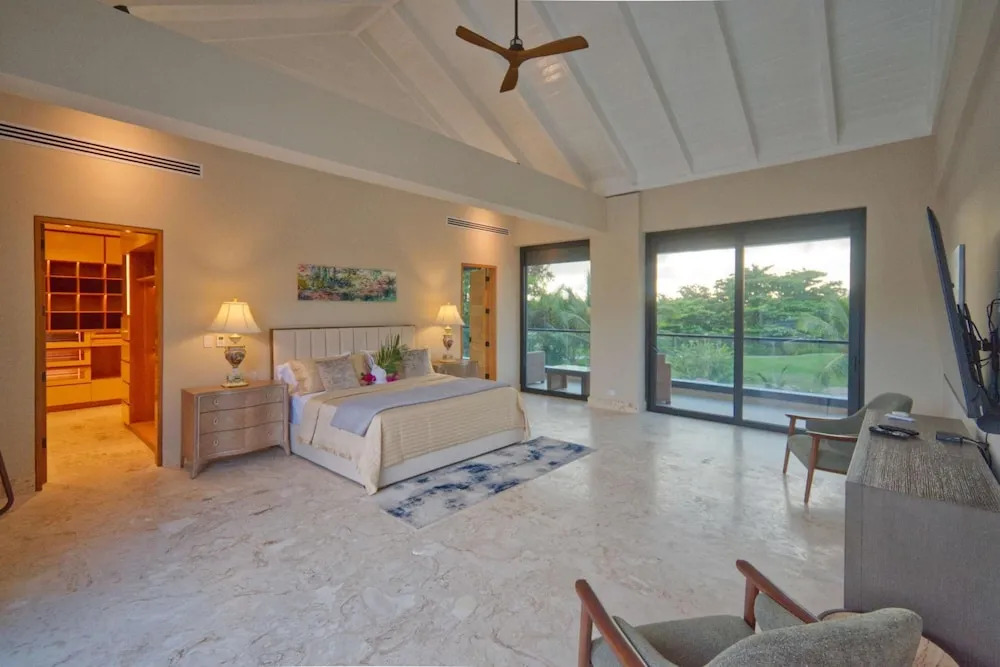Modern Villa With Full Service Staff Close to Beach and Golf