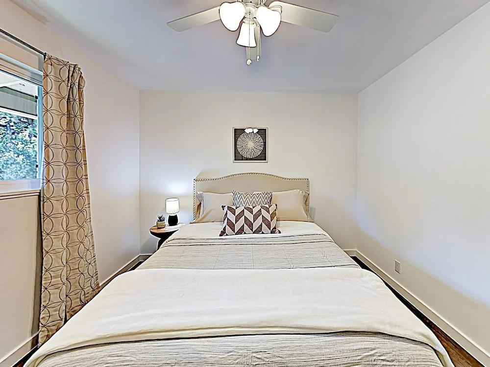 New Listing! Travis Heights Haven Near Trendy Soco 2 Bedroom Condo