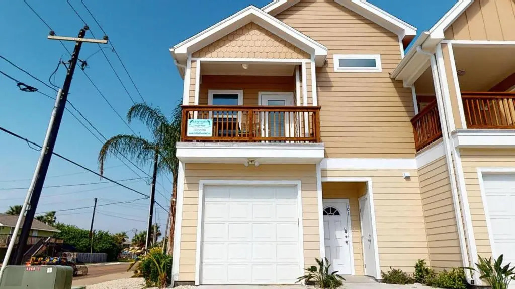BC101 New Townhome, Heated Pool, 1 Minute Drive to Beach