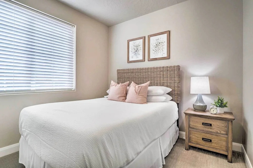 Red Cliff Views & Community Perks: Utah Townhome