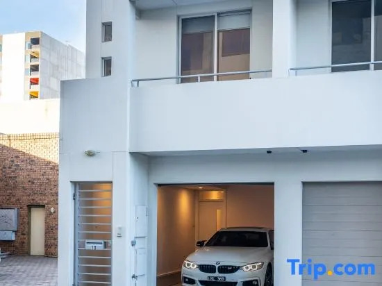 CBD• King Suite •Garage• BBQ •Pets•Walk Everywhere