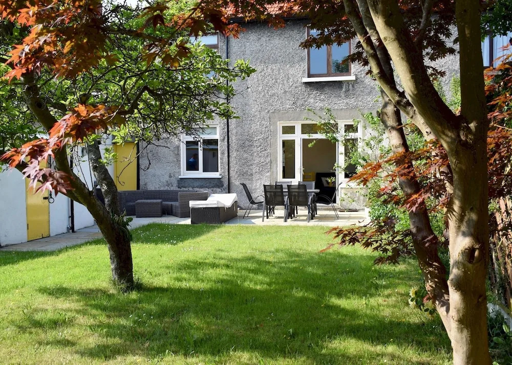 Garden 3 Bedroom Home With Parking